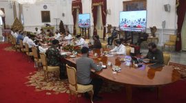 Presiden Joko Widodo (kelima kanan) memimpin rapat kabinet terbatas mengenai percepatan penanganan dampak pandemi COVID-19 di Istana Merdeka, Jakarta, Senin (29/6/2020). ANTARA FOTO/Akbar Nugroho Gumay/Pool/wsj.