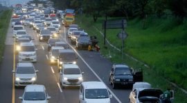 Kepadatan kendaraan yang didominasi pemudik  melintas di Tol Cikopo-Palimanan Km.73 Purwakarta, Jawa Barat, Kamis (28/4/2022) pagi. Padatnya kendaraan yang melintasi Tol Cikopo-Palimanan membuat sejumlah kendaraan berhenti di bahu jalan untuk beristirahat dan membuat jalur tehrhambat berbuntut kemacetan. Kementrian Perhubungan (Kemenhub) memprediksi bahwa jalur lalu lintas (lalin) di tol Jakarta-Cikampek akan mengalami kepadatan di hari puncak mudik yaitu di H-4 yang jatuh pada Kamis, 28 April 2022. BeritaSatuPhoto/Joanito De Saojoao.