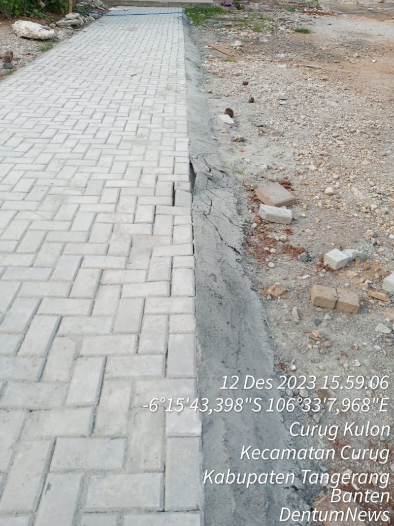 Foto paving blok rusak tidak memakai kastin (DentumNews.com)