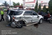 Mobil Toyota Rush bernomor polisi A 1172 W diduga milik Dinas Inspektorat Kabupaten Tangerang terlibat tabrakan beruntun di Jalan Raya Serang KM 19. Minggu (14/01/2024).
