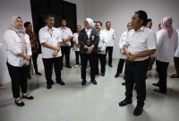 Gubernur Banten Al Muktabar meninjau gedung baru UPTD PPD Sistem Administrasi Manunggal Satu Atap (Samsat) Cikokol Kota Tangerang, Rabu (7/2/2024)