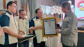 Penghargaan diserahkan oleh Ketua Umum SMSI, Firdaus dan diterima oleh Wakil Ketua Dewan Pembina Partai Gerindra, Hashim Sujono Djojohadikusumo pada Peresmian Forum Masyarakat Indonesia Emas (Formas) di Auditorium RRI