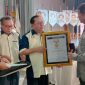 Penghargaan diserahkan oleh Ketua Umum SMSI, Firdaus dan diterima oleh Wakil Ketua Dewan Pembina Partai Gerindra, Hashim Sujono Djojohadikusumo pada Peresmian Forum Masyarakat Indonesia Emas (Formas) di Auditorium RRI