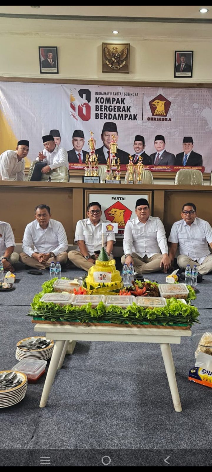 Foto bersama Ketua Fraksi dan anggota Partai Gerinda DPC kabupaten Tangerang 