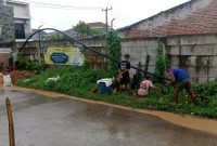 Foto para pekerja  mengabaikan keselamatan tidak menggunakan kelengkapan K3.bahkan tidak menggunakan alas kaki