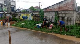 Foto para pekerja  mengabaikan keselamatan tidak menggunakan kelengkapan K3.bahkan tidak menggunakan alas kaki