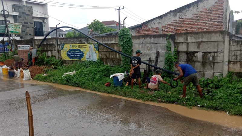 Foto para pekerja  mengabaikan keselamatan tidak menggunakan kelengkapan K3.bahkan tidak menggunakan alas kaki