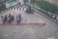 Dua pelaku sedang melakukan aksi pencurian sepeda motor 