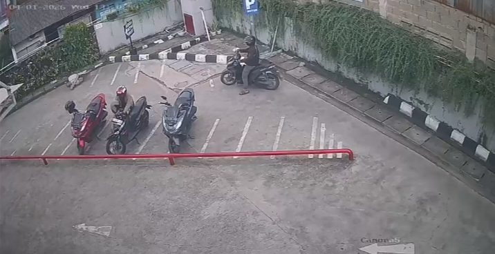 Dua pelaku sedang melakukan aksi pencurian sepeda motor 