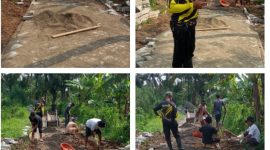 Kades mekar jaya ( Purwahidin )  turun langsung ke lapangan pekerjaan paving blok 