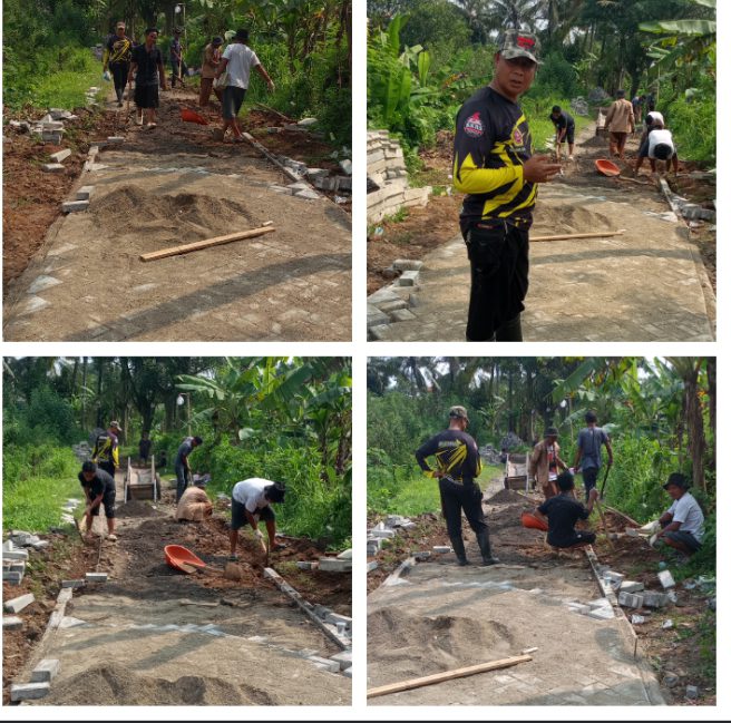 Kades mekar jaya ( Purwahidin )  turun langsung ke lapangan pekerjaan paving blok 